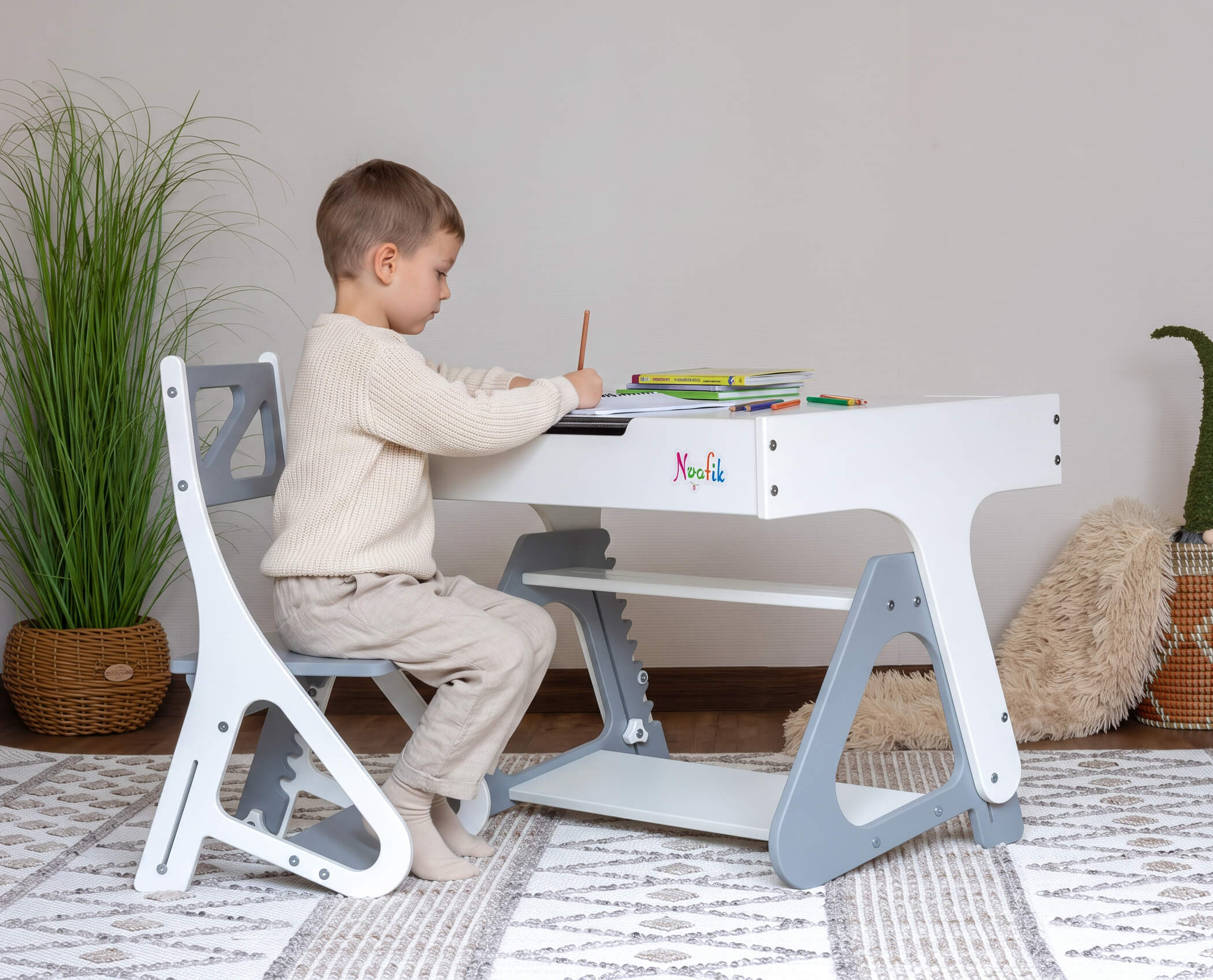 Зростаючий комплект (стіл-парта + стілець) модель Junior з 1 відсіком